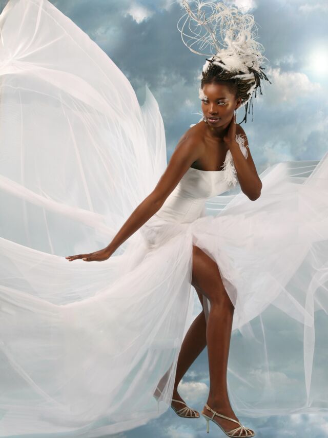 SPOMIENKY 2006
Pri tejto modelke by som sa chcela pristaviť o niečo dlhšie, pretože jej prejav je podmanivý a jedinečný. Spoznala som ju, keď mala pätnásť rokov a ja som práve hľadala niekoho exotického do kolekcie Etno. Vtedy mi Maruška prišla do cesty. Krásna, mladá, usmievavá, no presne taká, ako sa na černošku patrí – s oblými tvarmi.
Vraj som jej pri prvom stretnutí povedala: ‚Joj, aká veľká deva!‘ Ja si to už nepamätám, no o tom, že sa mi hneď zapáčila, svedčí moja ponuka, i keď s podmienkou: ‚Maruška, keď schudneš, budeš moja modelka.‘ Ešte ani nestihla zrealizovať moje pokyny a už na ďalšej prehliadke predvádzala naše modely. Keď vyšla na mólo, publikum jasalo. Bola iná – farbou pleti, chôdzou a jej prednosti ocenili všetci. Dámy boli šťastné, že mám konečne ‚normálnu‘ modelku...
Maruška časom schudla a prispôsobila sa ideálom európskej krásy. Ostala na Slovensku, vyštudovala herectvo na VŠMU a ja som nesmierne šťastná, že ostala aj pri mne. Vytvoril sa medzi nami hlboký vzťah, dokonca ma pasovala za svoju ‚slovenskú mamu‘. Možno ste postrehli, že som jej bola aj na svadbe až v ďalekej Angole.“ A môžete sa tešiť - bude ozdobou aj našej aprílovej prehliadky.  
 
#spomienky #lydiaeckhardt #lydiaeckhardt_fashion