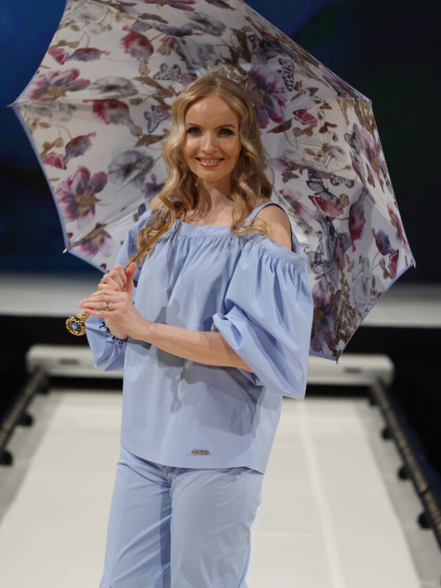 Upršané letné dni....🌧️

#upršané #letne #dni #modra #blue #nohavice #bluzka #komplet #fashionshow #križovatky #lydiaeckhardt #lydiaeckhardt_fashion #newcollection #collection #summer #leto #handmade #slovakia #bratislava #model @lalapolackova #shoes @fiorangelo_sk #hair @salonkrasymonika #makeup @revlon_sk #foto @peterfrolo