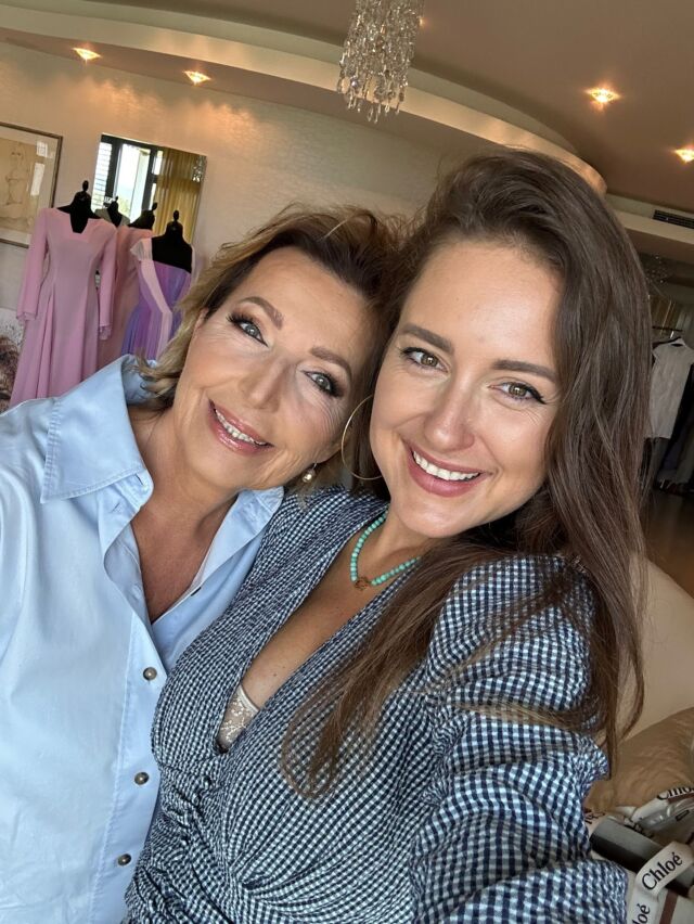 Ďakujem @makeup_veronikavargova za vyčarovanie nádherného make up, ktorý mi vniesol pocit, že vek je len číslo😉  Samozrejme, že večerné odlíčenie ma nasmerovalo do reality🤣 

#televizne #natacanie #licenie #vekjelencislo #lydiaeckhardt #lydiaeckhardt_fashion #slovakia #bratislava