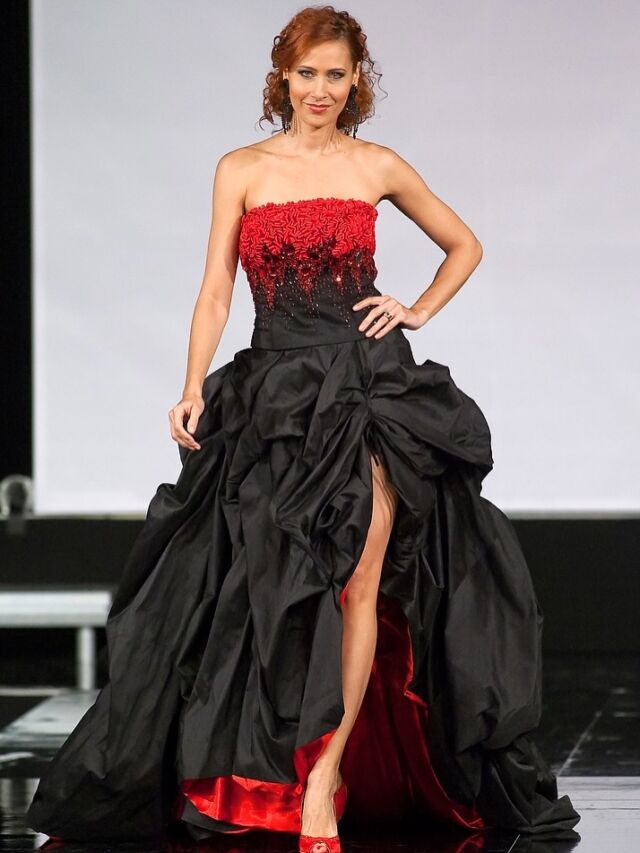 SPOMIENKY
Ďalšia moja „rodina“, ktorú som získala vďaka práci, sú modelky. Keď som s prehliadkami začínala, boli moje rovesníčky, teraz by to mohli byť moje dcéry a niektoré možno už aj vnučky. Modelky si vyberám sama a snažím sa zamerať skôr na ich osobnosť, lebo krásne sú všetky. Väčšinou si ich obľúbim a potom mi „musia“ predvádzať dlhé obdobie. Keď sa nakoniec rozhodnú odísť do „modelkovského dôchodku“, vždy ma to zasiahne. Nielen medzi mnou a modelkami sa vytvorí naozaj silný vzťah, ale aj ich vzájomná súdržnosť je nadštandardná. Držím im palce počas skúšok na vysokej škole a teším sa, keď sa naplnia ich rodičovské povinnosti. V prvých rokoch medzi tie najvýznamnejšie patrili Zuzka Lehocká, Paulína Mrvová a Janka Kusovská. Janku dnes poznáte skôr pod menom Keketi – ako významnú fotografku a podnikateľku. Pri Janke by som chcela spomenúť, že model, ktorý predvádzala v roku 1998 ako finalistka MISS, mala na sebe bez jedinej úpravy aj na 20. výročí. Obdivujem jej “zachovanú” štíhlosť 👏

#spomienky #modelky #lydiaeckhardt #lydiaeckhardt_fashion