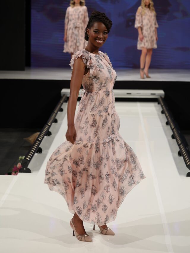 Horúce dni sa opäť vrátia😉🫠. Tak niečo vzdušné, hodvábne....

#horúce #dni #šaty #dress #vzdušné #hodvabne #silk #fashionshow #križovatky #lydiaeckhardt #lydiaeckhardt_fashion #newcollection #collection #summer #leto #handmade #slovakia #bratislava #model @maralukama #shoes @fiorangelo_sk #hair @salonkrasymonika #makeup @revlon_sk #foto @peterfrolo