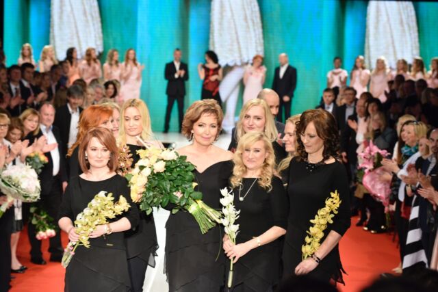 Atmosféra v salóne a v dielni je nesmierne dôležitá, pretože sa prenáša nielen do našich modelov, ale aj na samotné klientky. Novinári sa ma často pýtajú, čo považujem za svoj najväčší pracovný úspech. Pre mňa je to jednoznačne fakt, že mnohé kolegyne so mnou zostali viac ako 30 rokov – až do chvíle, kým neodišli do dôchodku. Pochopiteľne, tím sa časom obmieňal a prichádzali nové tváre, no to zdravé jadro vždy zostalo.
Veľmi si vážim ich prácu, nadšenie a oddanosť, hoci viem, aké náročné je toto povolanie. Práve preto sa snažím aj ja vytvárať priateľské prostredie a dopriať im odmenu v podobe spoločných chvíľ – či už na dovolenke, príjemnej večeri, alebo víkendovom pobyte. Sú to čarovné okamihy, keď tlak pracovných povinností zostane za dverami salóna a my zdieľame vzájomné pocity a radosti. Som šťastná, že ich mám. Pretože nie ja, ale MY SME LÝDIA ECKHARDT

#spomienky #mysme #lydiaeckhardt #lydiaeckhardt_fashion