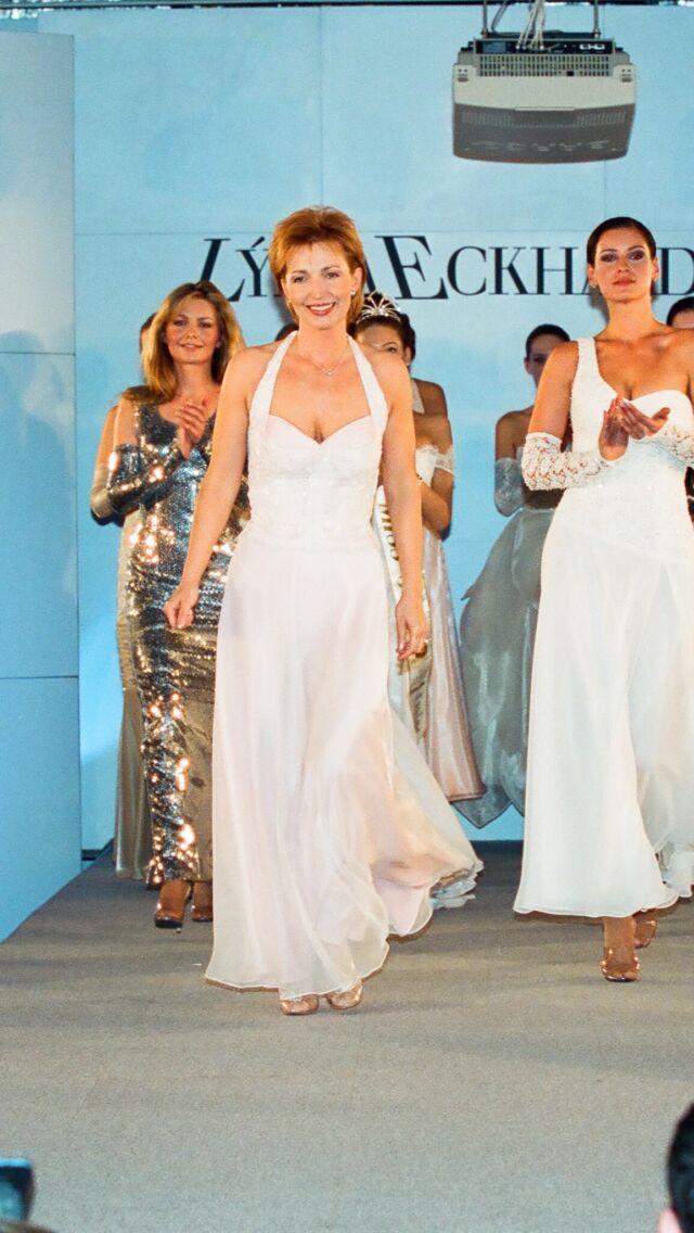 Spomienky rok 2000
Konečne prichádza určitá stabilita a vyváženosť aj do môjho vnútra a darí sa mi kráčať s väčšou istotou. Dokonca prekračujeme hranice domoviny a tak našu tvorbu prinášame aj do vzdialenejších kútov Európy. Praha sa stala našim druhým domovom, prechádzame sa po mólach v Bonne, v  Düsseldorfe a samozrejme aj vo Viedni. Líčenie a úpravu účesov nahradili profesionáli a dokonca modelky už nemusia používať vlastnú obuv.

#spomienky #2000 #lydiaeckhardt #lydiaeckhardt_fashion