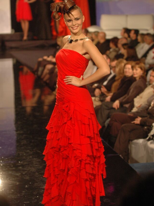 Spomienky z roku 2010 sfarbené do červena♥️

#spomienky #cervena #lydiaeckhardt #lydiaeckhardt_fashion