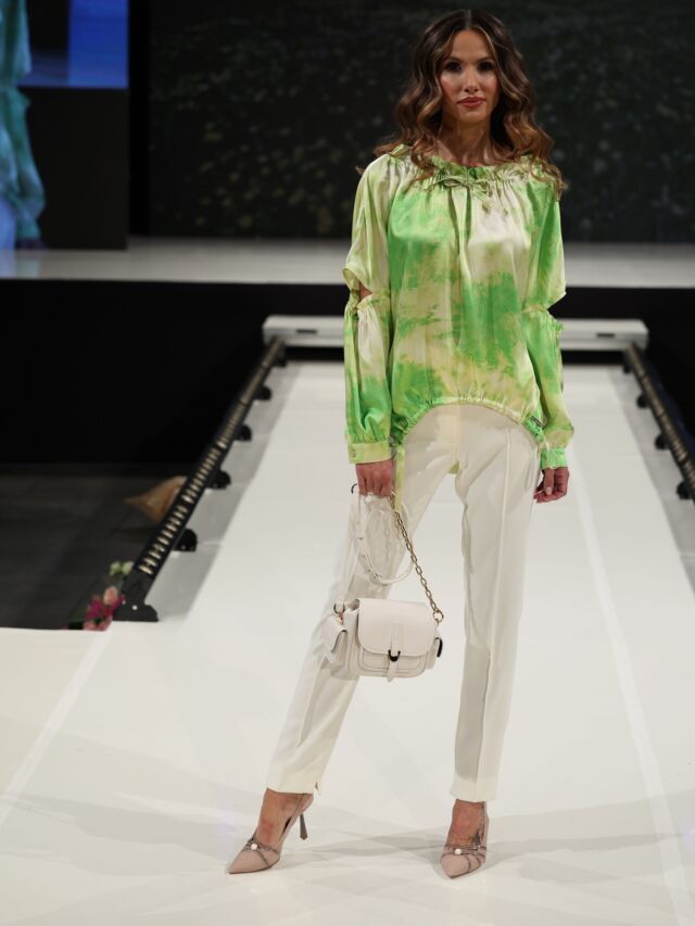 Príjemný letný podvečer v žiarivom hodvábe....

#letný #podvečer #zelená #green #hodvab #silk #top #fashionshow #križovatky #lydiaeckhardt #lydiaeckhardt_fashion #newcollection #collection #summer #leto #handmade #slovakia #bratislava #model @katkaslamka #shoes @fiorangelo_sk #bag @lamio_sk #hair @salonkrasymonika #makeup @revlon_sk #foto @peterfrolo