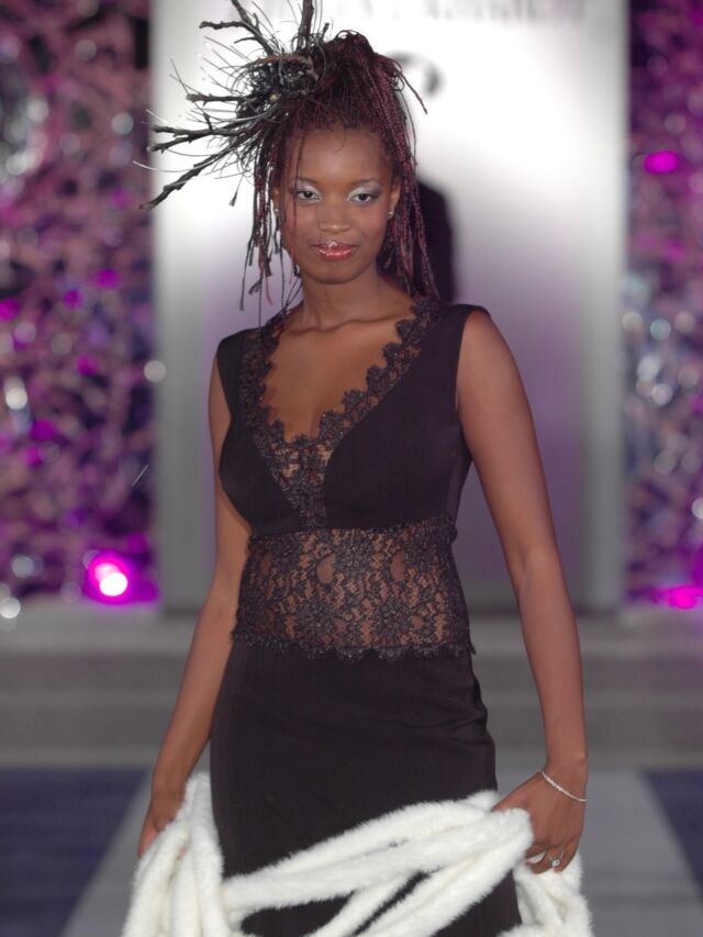 Spomienky 2005 -2009
Čas je najprísnejším kritikom, no k našej práci sa zachoval veľkoryso. Modely, ktoré sme ušili pred dvomi dekádami, neupadli do zabudnutia a nezostali len spomienkou v šatníkoch – stále kráčajú ulicami a píšu príbehy spolu so svojimi nositeľkami.  Nič ma nepoteší viac, než veta: ‘Vďaka tvojim modelom nemôžem pribrať!’

#magickacierna #spomienky #lydiaeckhardt #lydiaeckhardt_fashion