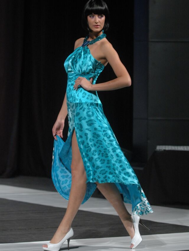 Spomienky LETO 2010
Naša letná prehliadka z roku 2010 zostáva v pamäti hostí zapísaná ako nezabudnuteľný vizuálny zážitok. Vďaka identickým parochniam, ktoré zjednotili tváre modeliek do jedinej tajomnej siluety, sme vytvorili  ilúziu jednoty. Pozornosť publika sa tak nesústredila na jednotlivé osobnosti, ale naplno sa upriamila skôr na príbehy samotných modelov.

#spomienky #leto2010  #lydiaeckhardt #lydiaeckhardt_fashion