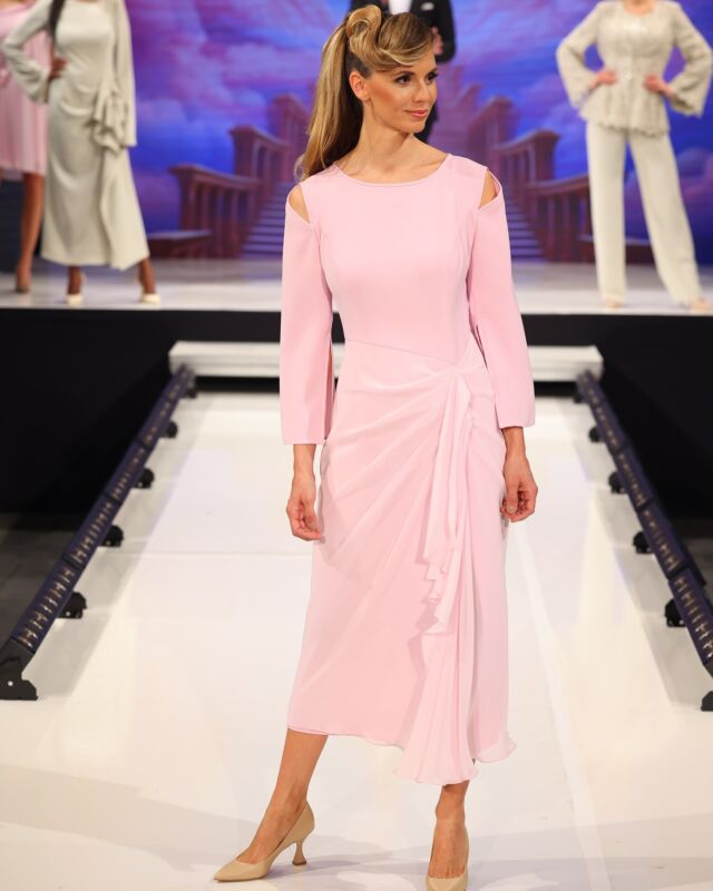 “Ako sa mám obliecť na prehliadku?” 🤔 - pýtate sa. Samozrejme pekne, ale zároveň len tak “poskromne” , aby ste “nezatienili” modely na móle 😂😂😂😂 - odpovedám

#fashionshow #lydiaeckhardt @wellness_spa_hotel_kaskady #14maj #Bratislava #16maj #lydiaeckhardt_fashion #fashionshow #newcollection #časodpovie #collection #handmade #slovakia #bratislava #model @petrexveronika1 #shoes @fiorangelo_sk #hair @salonkrasymonika #makeup @revlon_sk #foto @peterfrolo