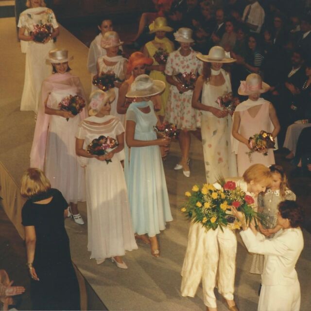 Spomienky r. 1995
Materiály nakupujem vo Viedni v obrovskom látkovom obchode – Komolka Stoffe. Behám nadšená medzi regálmi a netuším, že ma pozoruje jeden starší pán. Neverím, je to majiteľ obchodu a práve ma osobne obsluhuje. Moje nadšenie ho privádza k veľkej ústretovosti a dokonca prejaví záujem navštíviť moju prehliadku v Bratislave. Netuším, že práve táto prítomnosť na prehliadke mi prinesie nový vietor, ktorý zmení smer môjho podnikateľského plavenie. Je očarený, že jeho látky doteraz spiace v tichu regálov sa prebúdzajú k životu. Dokonca jeho nadšenie sa zrazu mení na prísľub: preniesť toto textilné kúzlo priamo na viedenské mólo. Tak sme dvaja – on financuje látky, ja realizujem modely. Úspech je nečakaný s dvojitým zásahom. Všetky modely sú vo Viedni predané a moje klientky zatúžia tiež po novej kvalite napriek finančnej náročnosti....

#spomienky #1995  #lydiaeckhardt #lydiaeckhardt_fashion