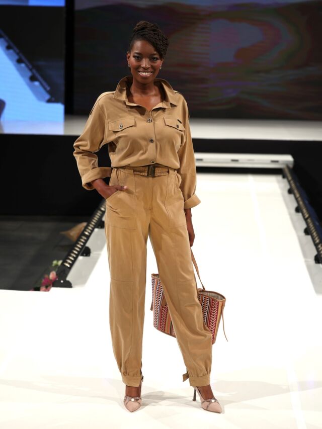 Čo tak nohavicový overal?

#nohavicový #overal #hnedá #brown #fashionshow #križovatky #lydiaeckhardt #lydiaeckhardt_fashion #newcollection #collection #summer #leto #handmade #slovakia #bratislava #model @maralukama #shoes @fiorangelo_sk #bag @lamio_sk #hair @salonkrasymonika #makeup @revlon_sk #foto @peterfrolo